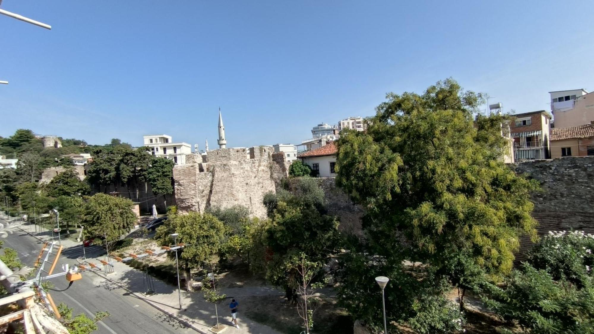 Lukas Apartament Vollga Durrës Exteriör bild