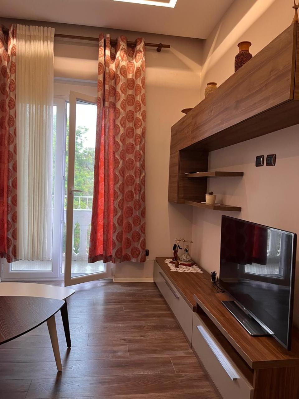 Lukas Apartament Vollga Durrës Exteriör bild